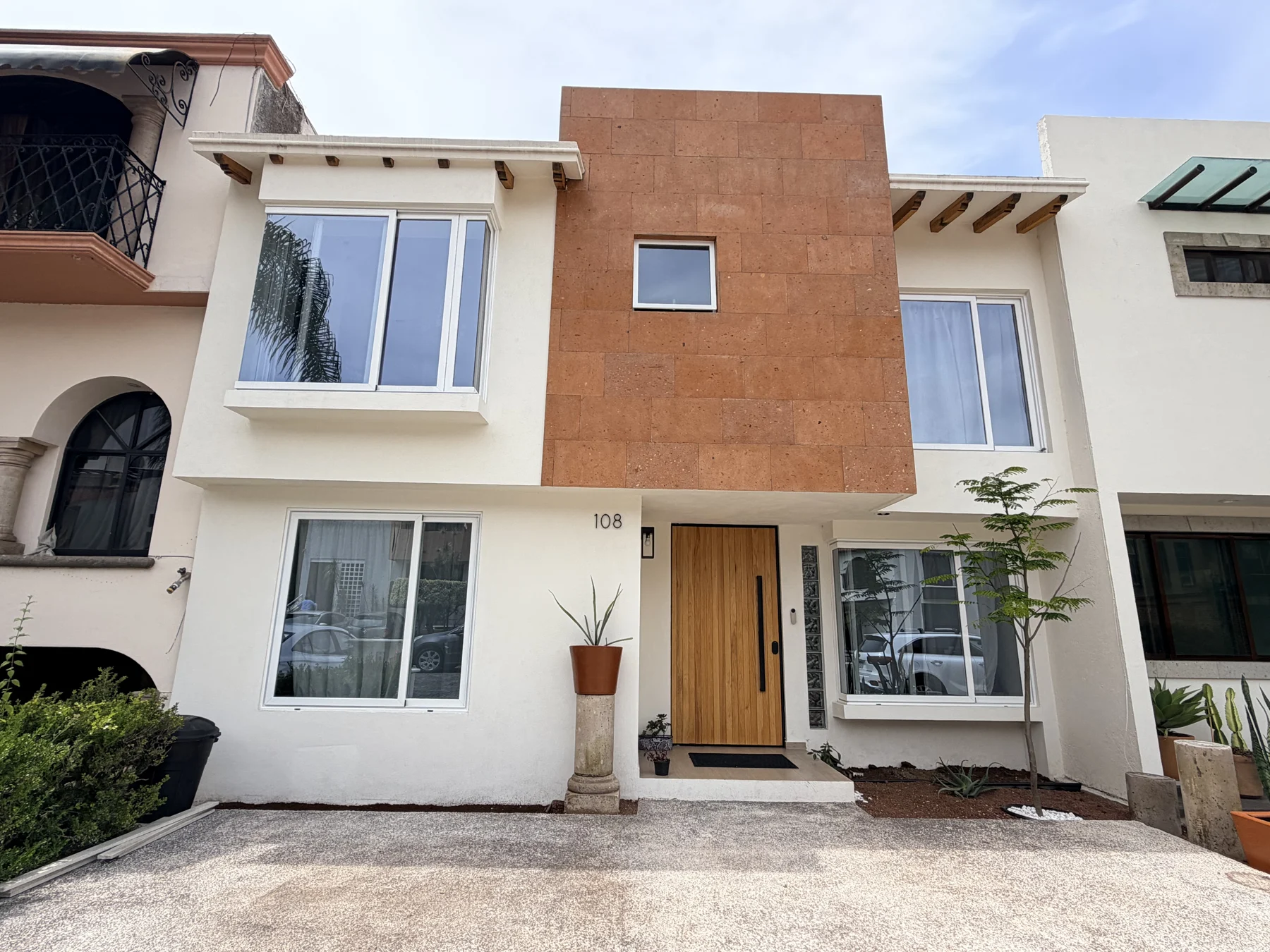 Casa Eucaliptos 108 — fachada, después