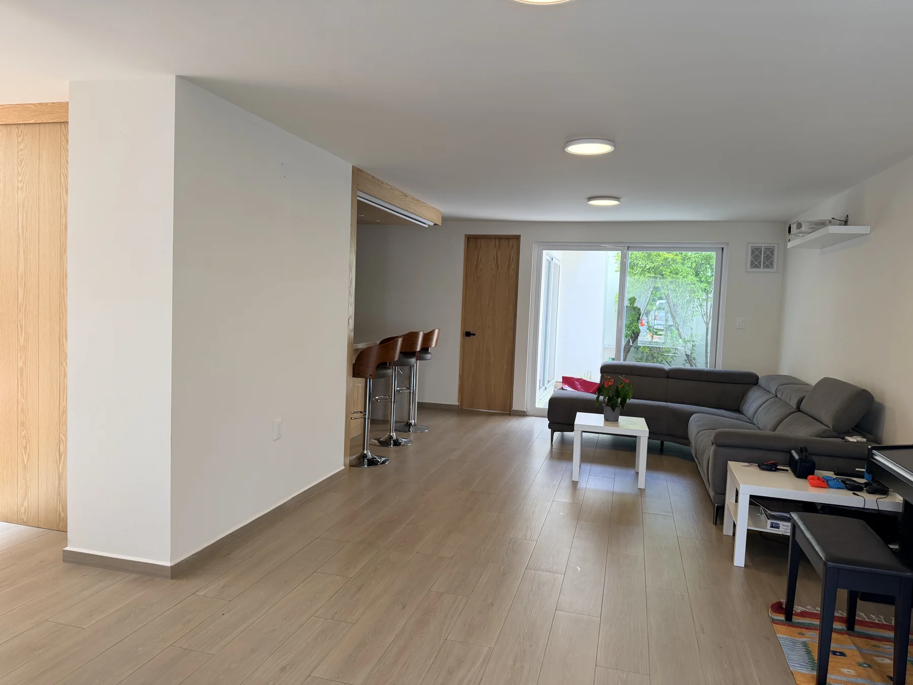 Casa Eucaliptos 108 — sala y cocina, después