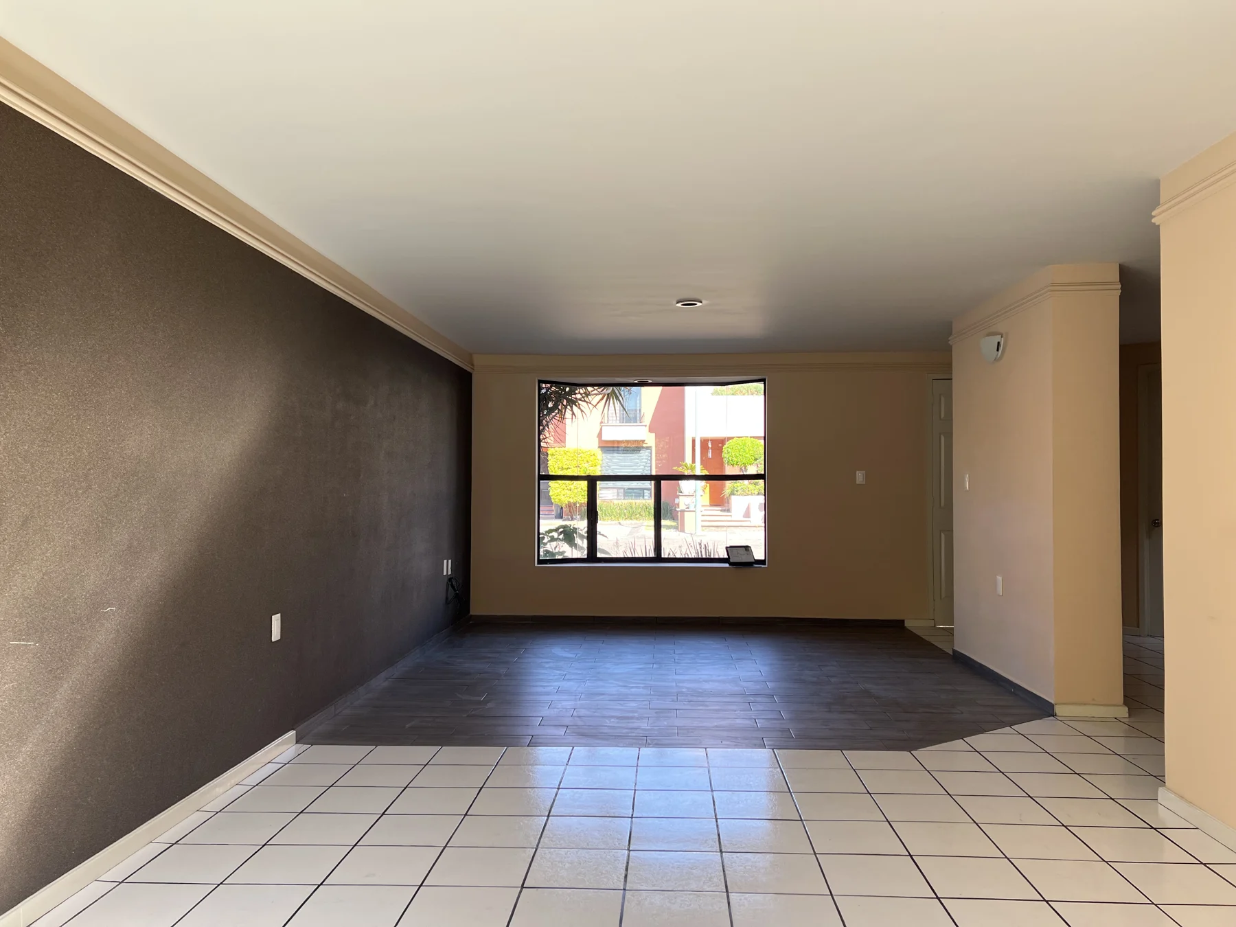 Casa Eucaliptos 108 — sala y comedor, antes