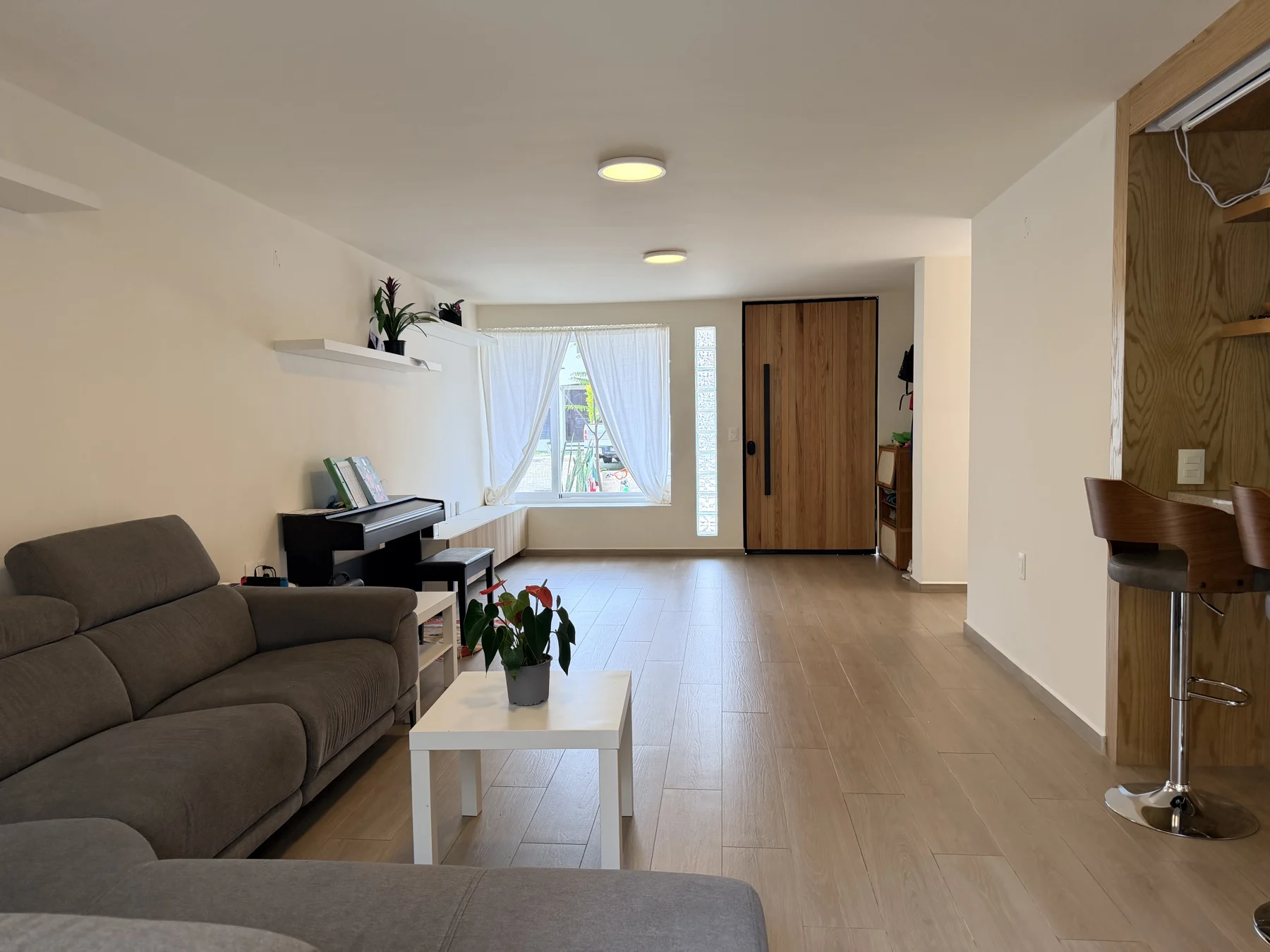 Casa Eucaliptos 108 — sala y comedor, después