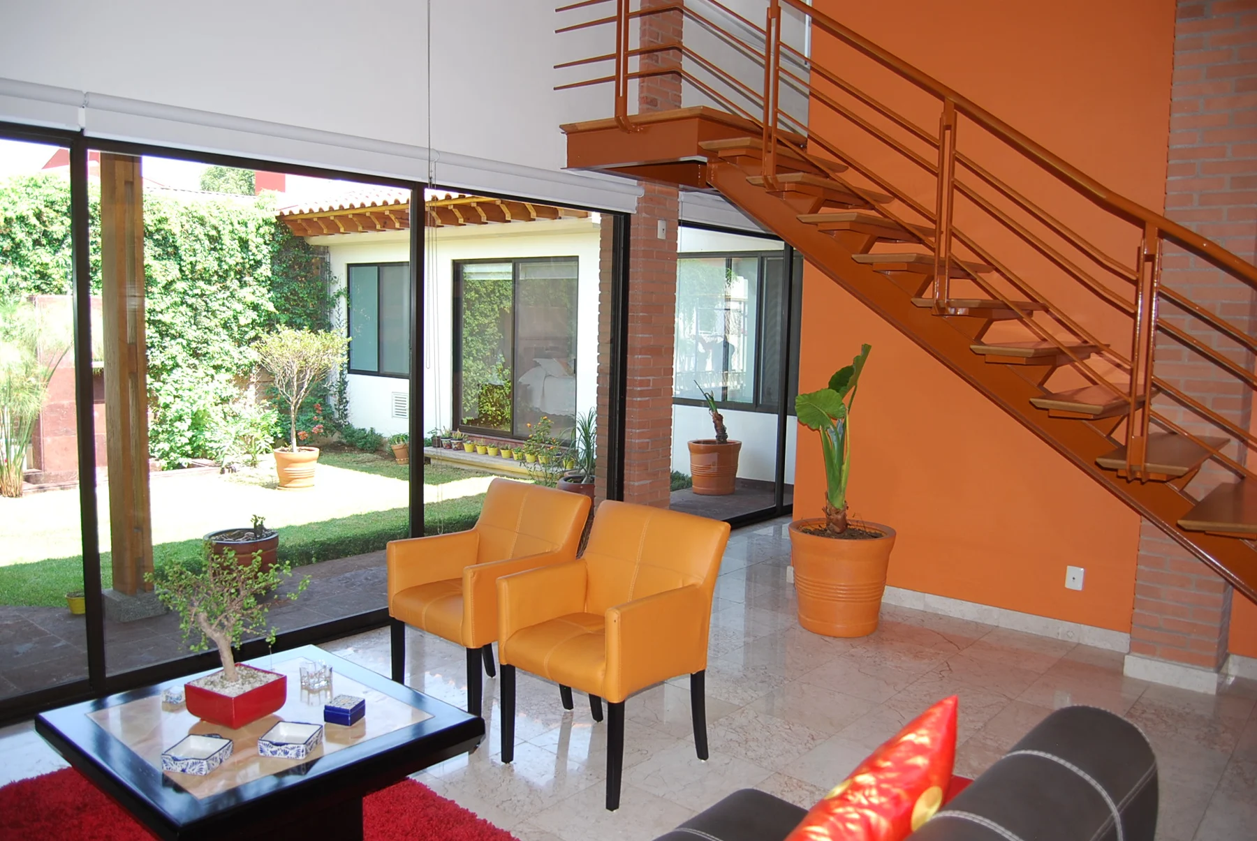 Casa Eucaliptos 168 — sala y escalera