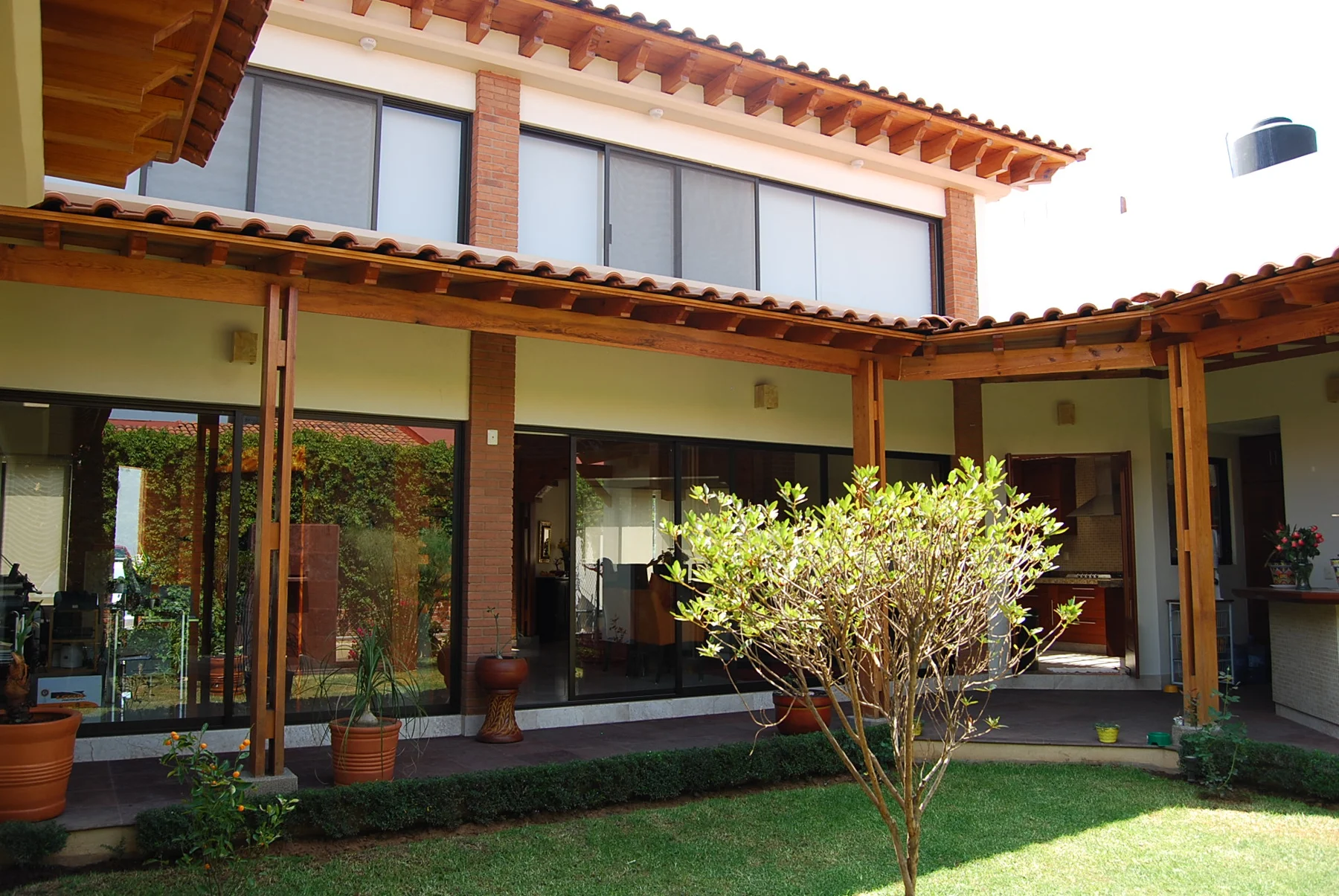 Casa Eucaliptos 168 — jardín y fachada interior