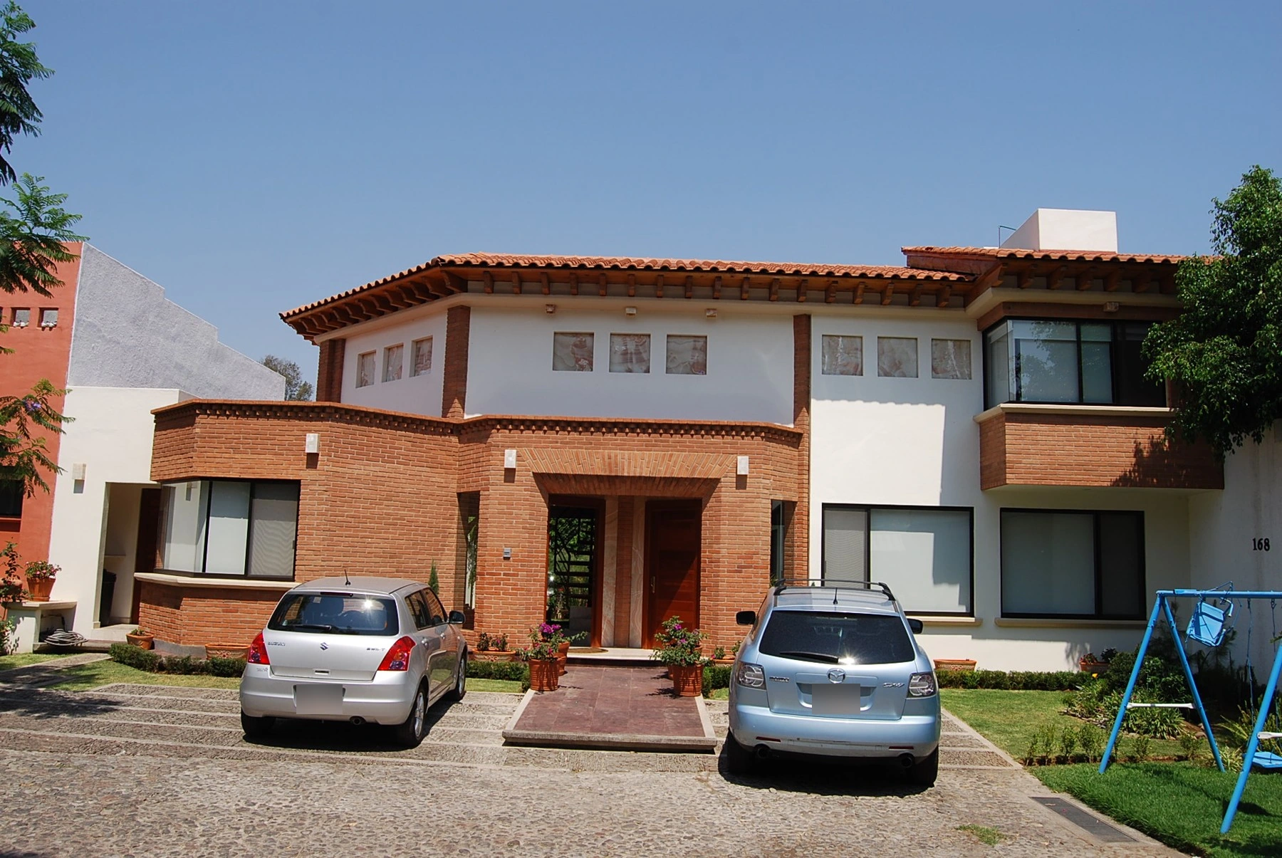 Casa Eucaliptos 168 — fachada a la calle